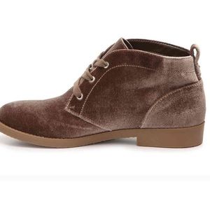 INDIGO RD.
ALABAMA VELVET BOOTIE EUC size 8